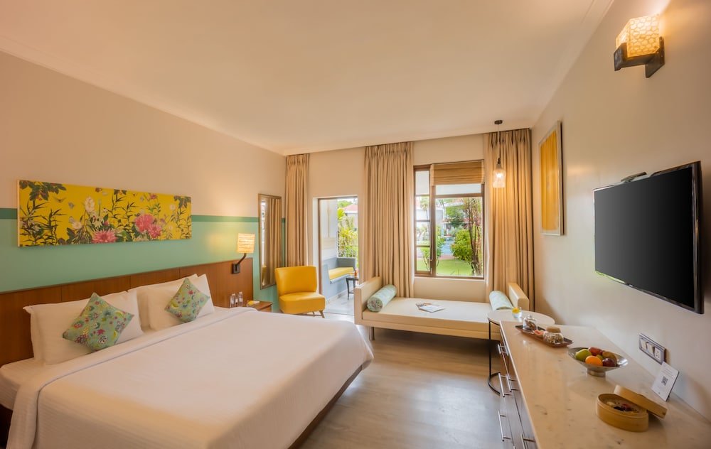 Deluxe Room Pool Facing With Complimentary In-House Entertainment & 15% Off On FnB,Spa & Laundry - Photo 1