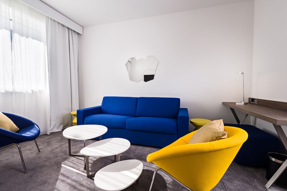 Junior Suite, Multiple Beds thumbnail 5