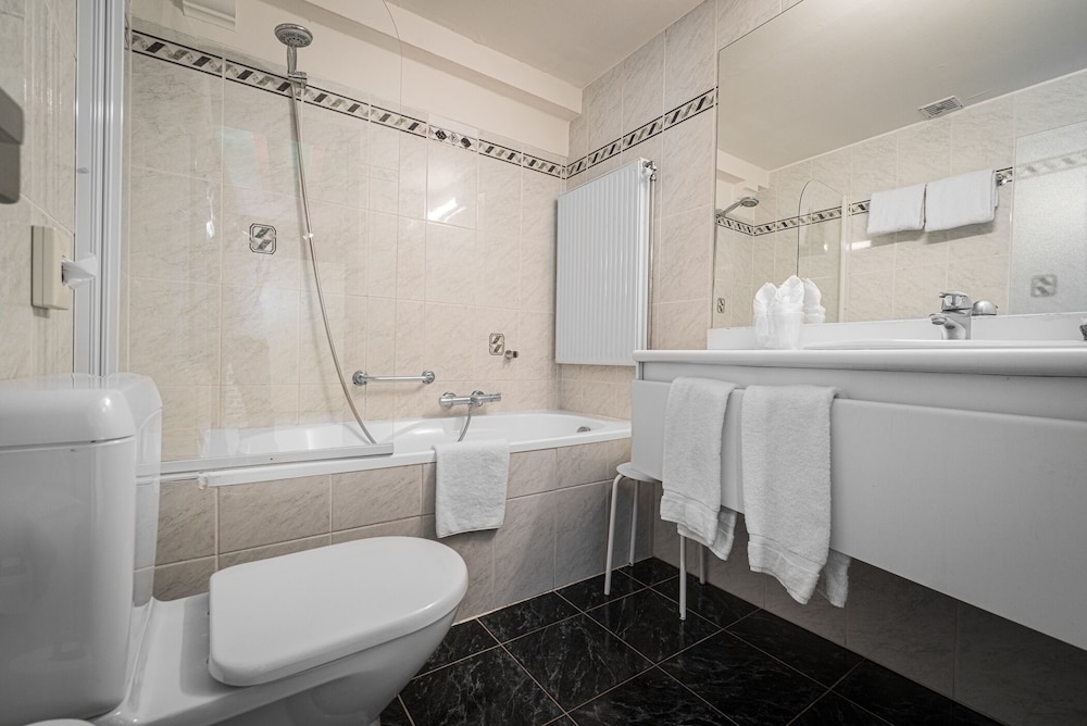 Basic Double or Twin Room, Canal View - Photo 19