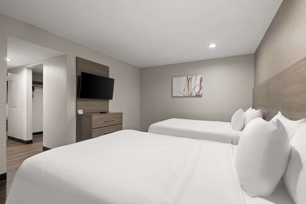 Suite, Multiple Beds, Non Smoking - Photo 2