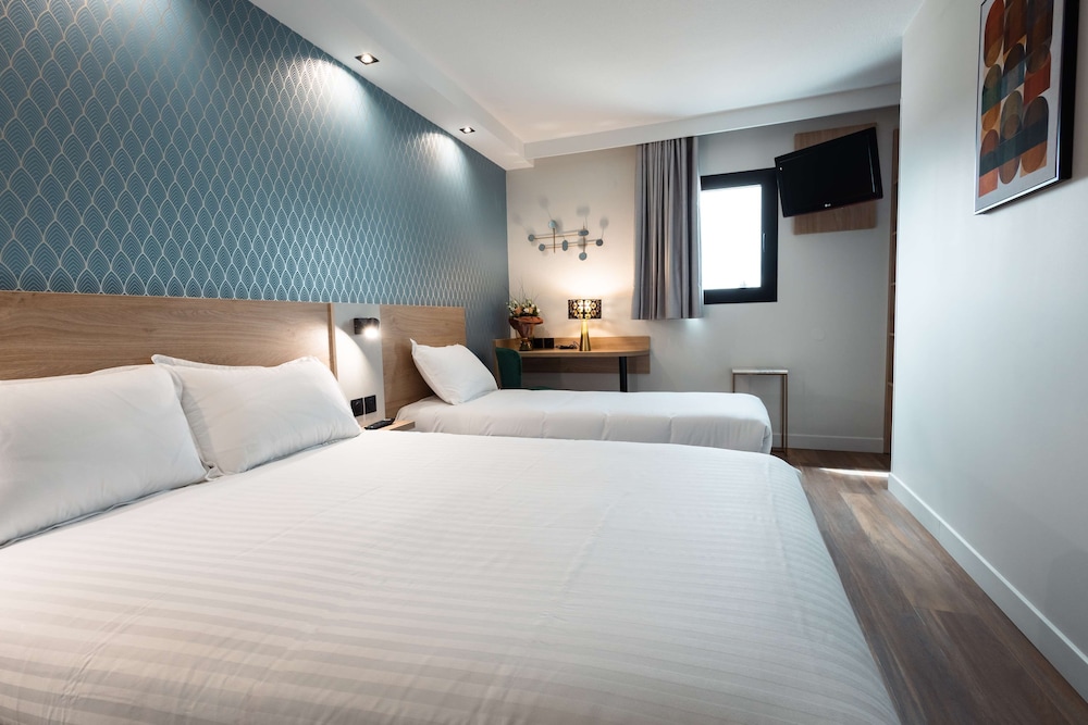 Superior Room (1 Double bed and 1 Single bed) - Photo 1