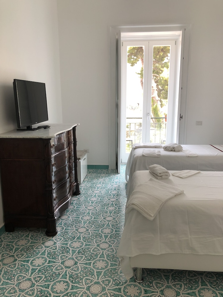 Junior Suite, 1 Bedroom, Balcony, Sea View (Capri) photo 3