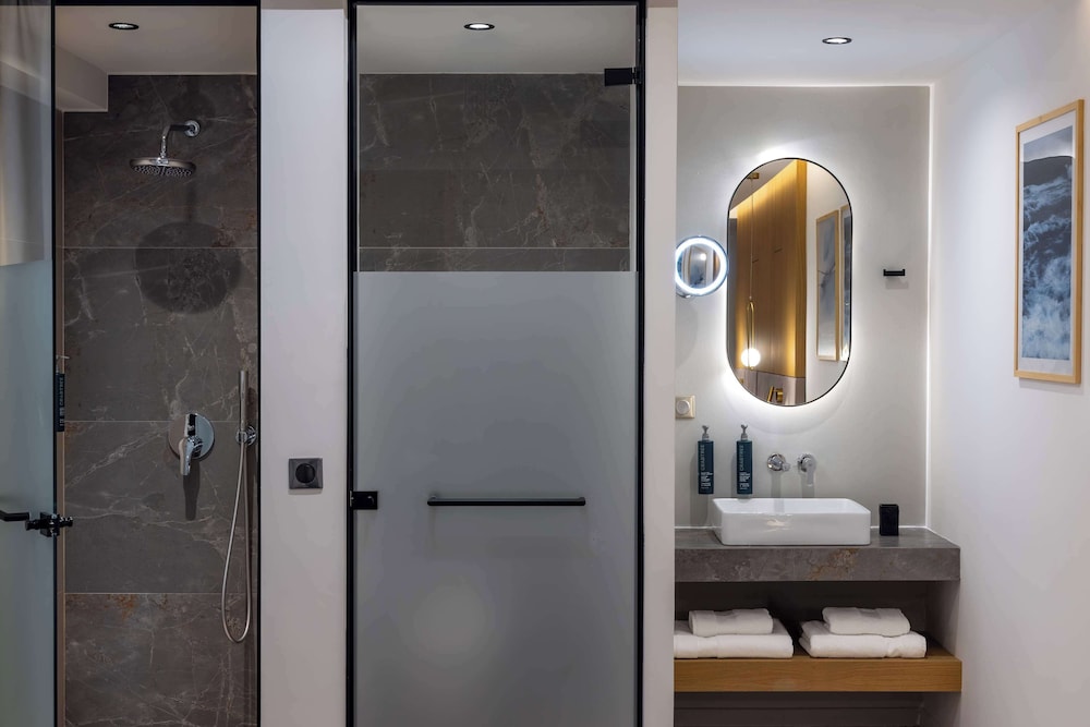King, Deluxe Room, Jetted Tub, City View thumbnail 5