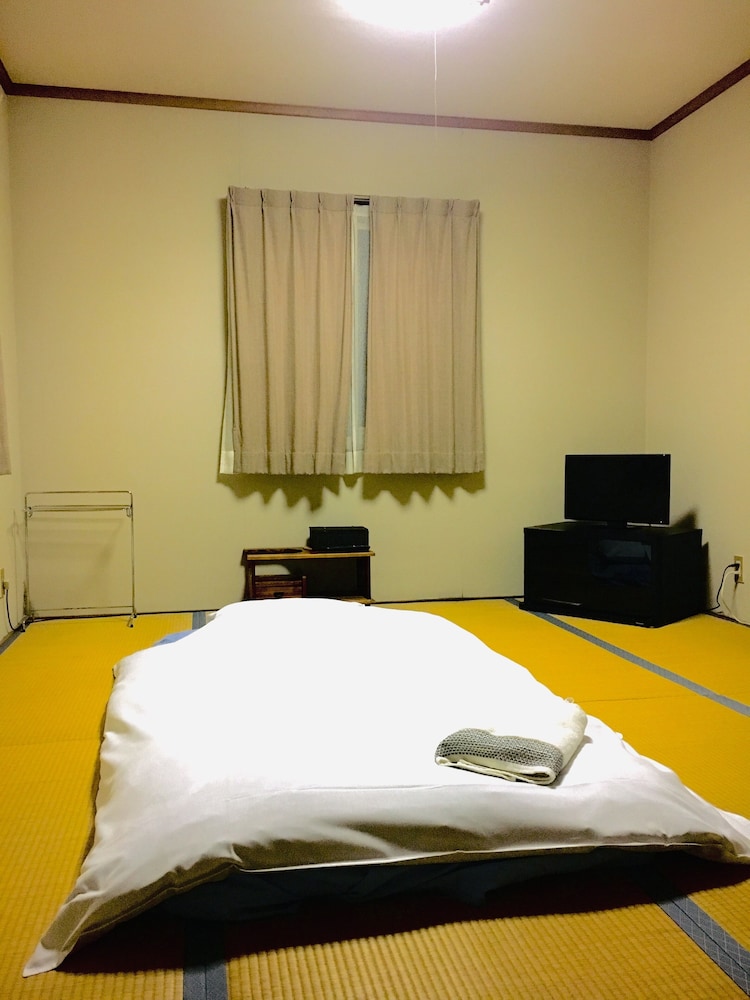 Japanese-style Family Room with Sink photo 1