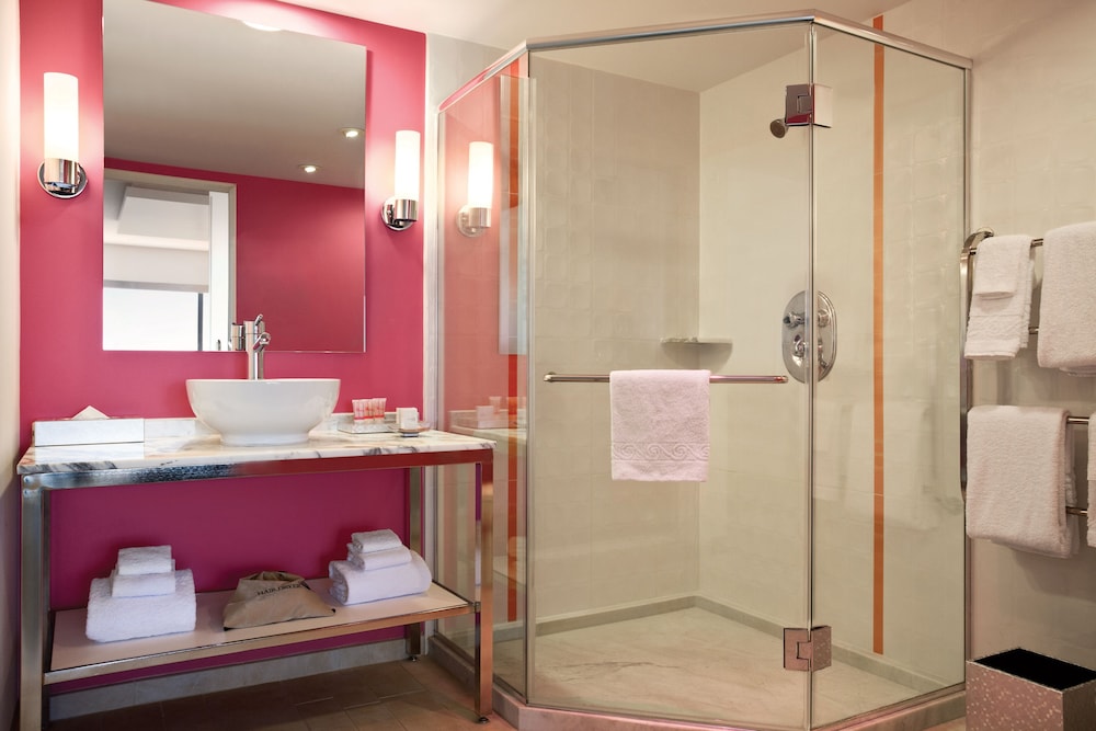 Go Room, 1 King Bed, Non Smoking, High Roller View