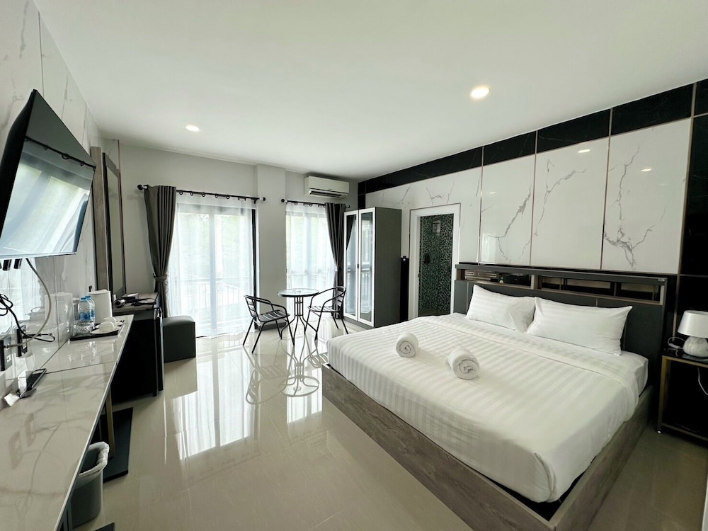 Grand Superior Pool View Room with Balcony