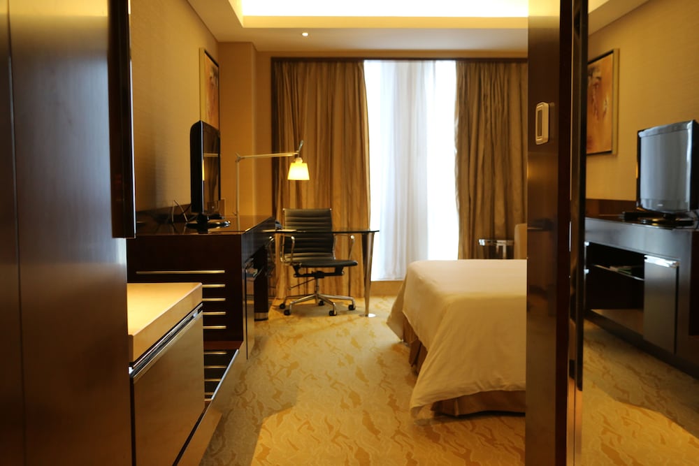 Deluxe Room, 1 King Bed, City View
