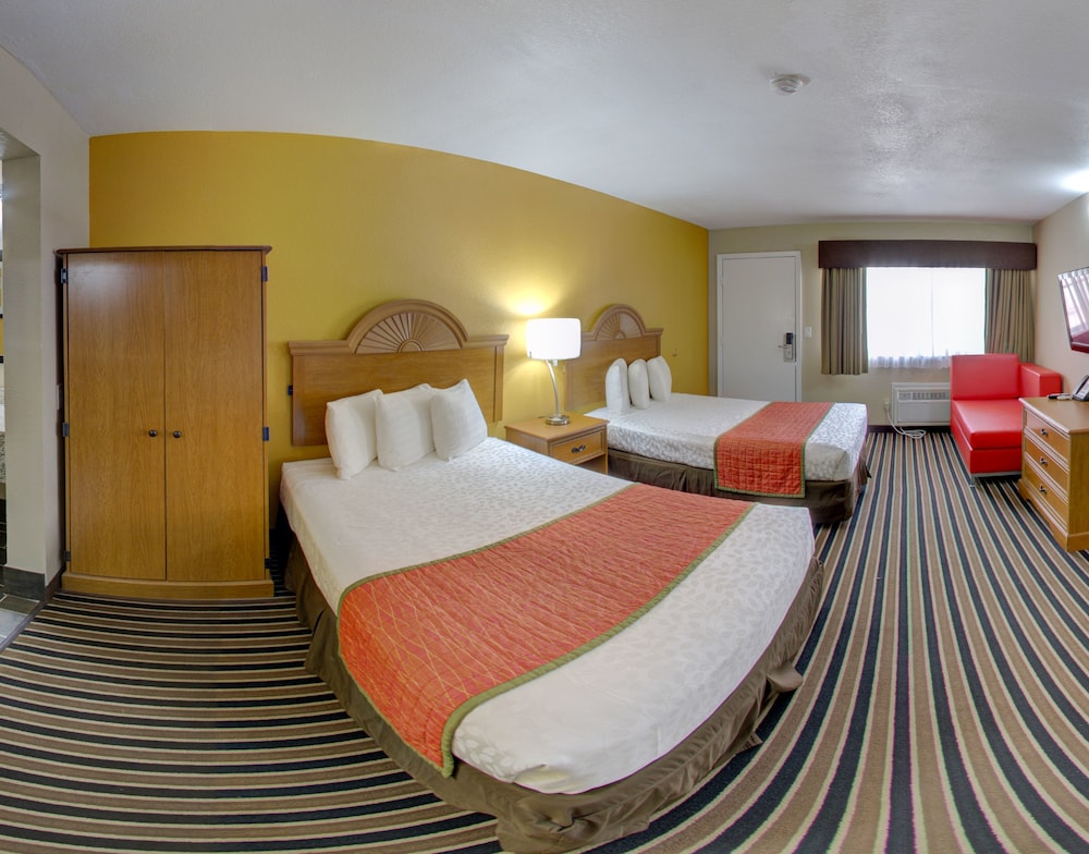 Deluxe Studio Suite, Triple beds photo 3