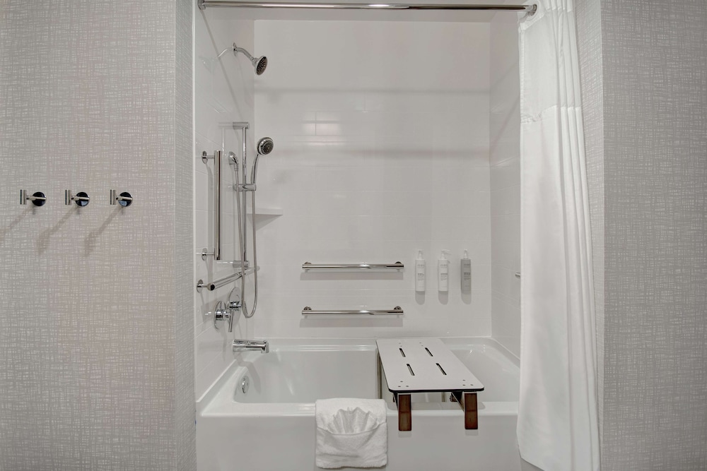 Room, 2 Queen Beds, Bathtub