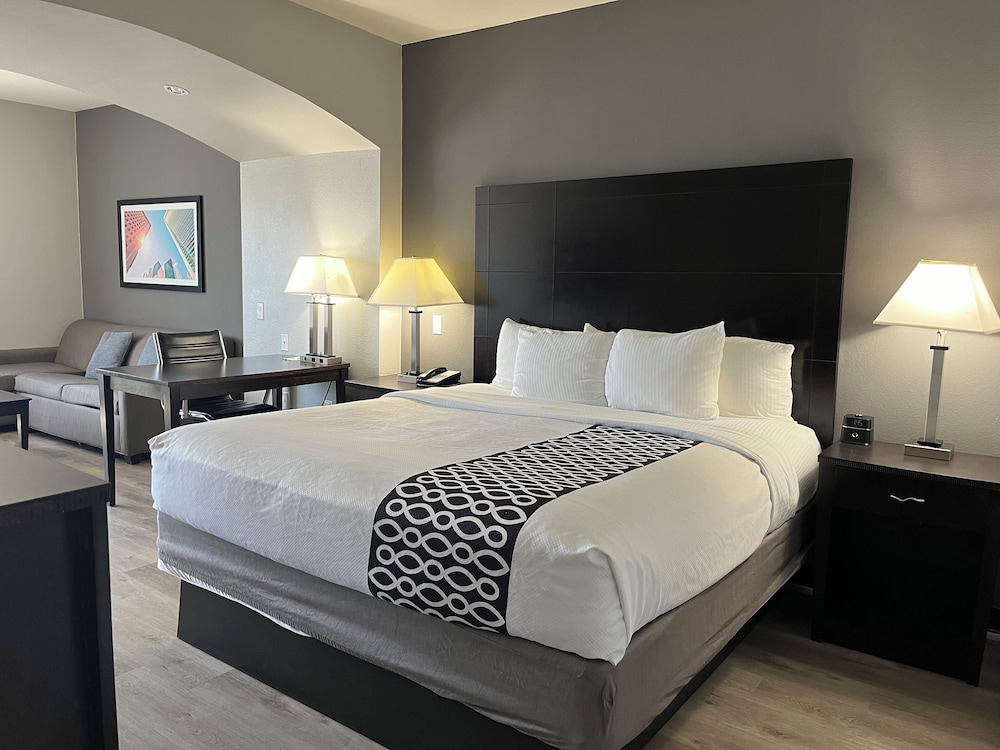 Deluxe Room, 1 King Bed, Non Smoking (Deluxe Executive Room) - Photo 1