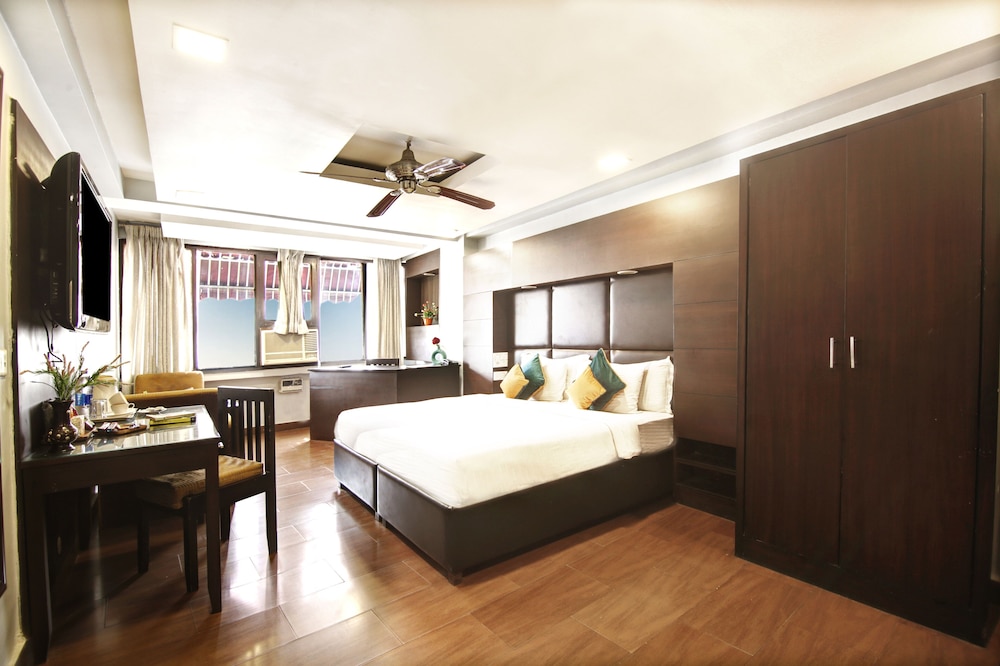 Club Room, 1 King Bed - Photo 4
