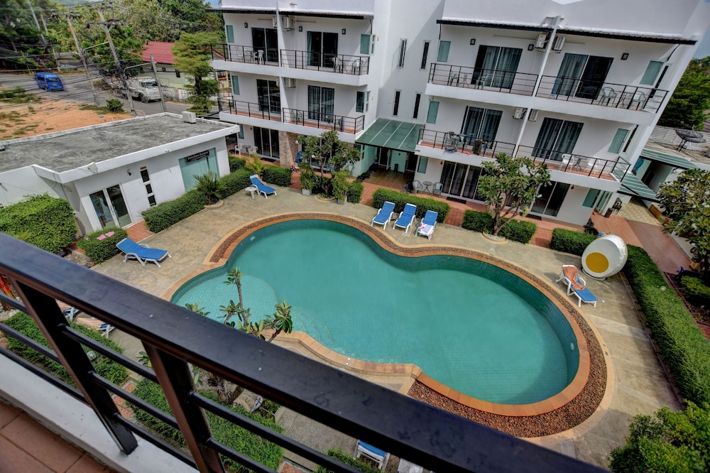 Deluxe Room with Pool View (3rd floor) photo 2