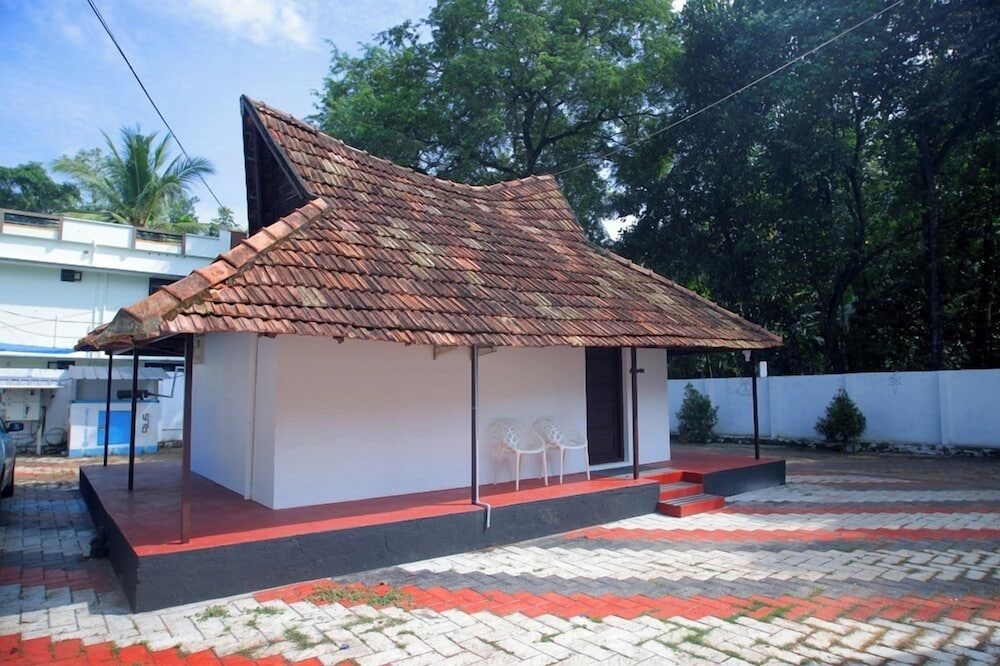 Comfort Room, 1 Queen Bed, Private Bathroom, Garden Area photo 1