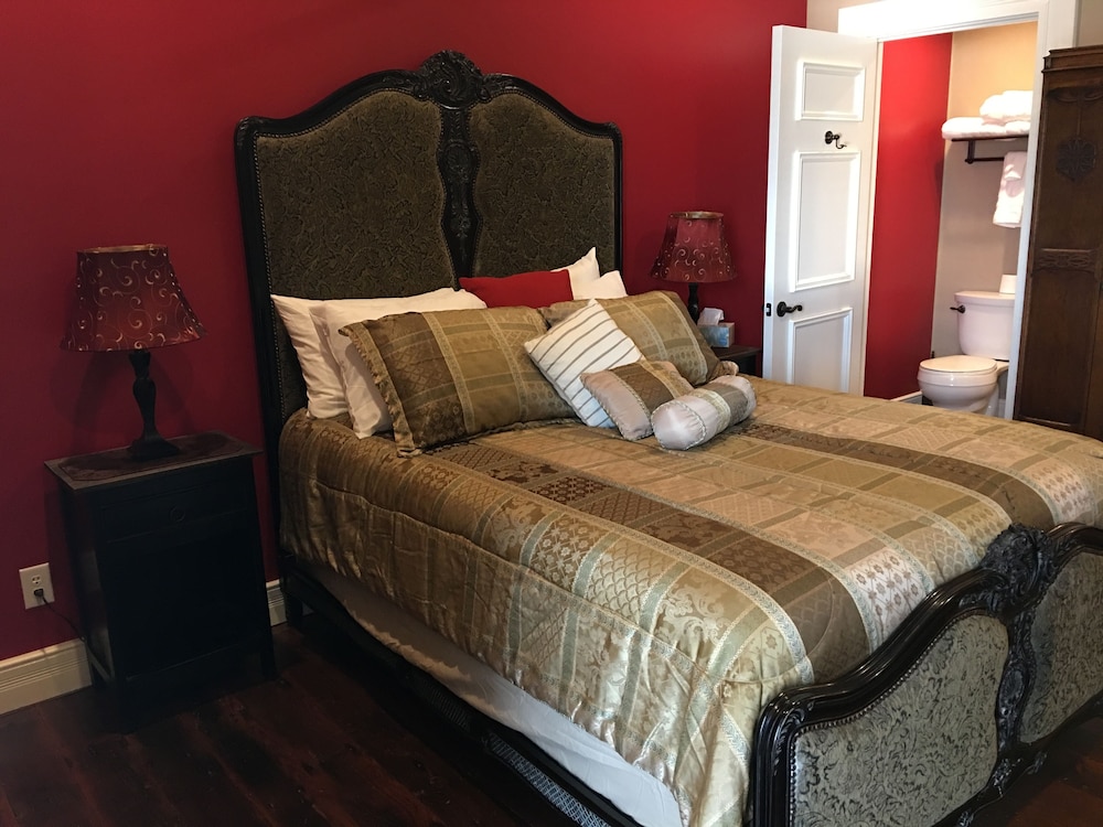 Deluxe Room, 1 Queen Bed photo 1