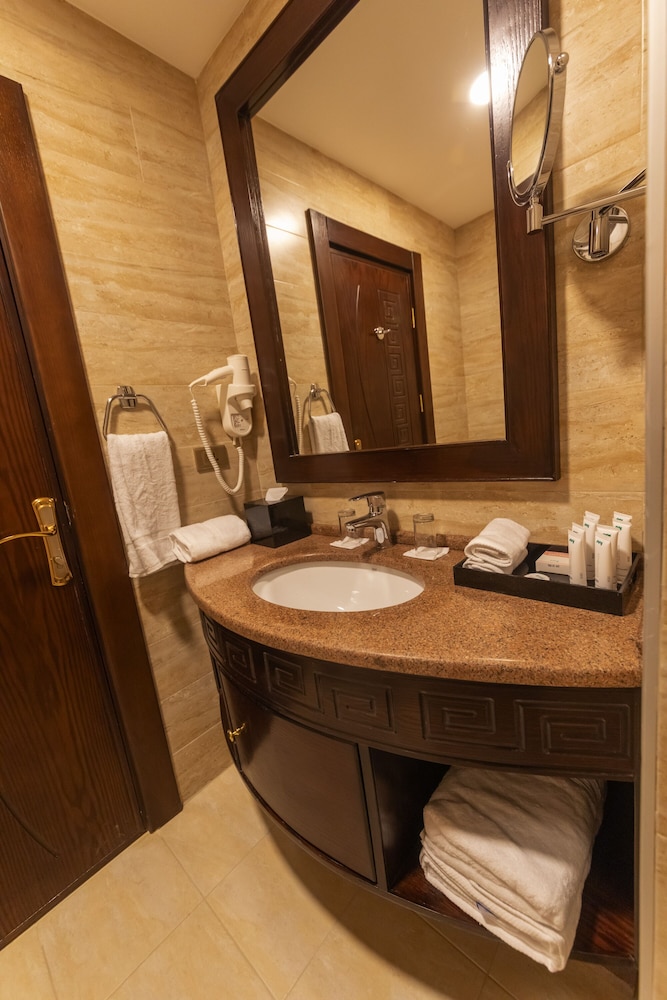 Deluxe Double Room, 1 King Bed photo 3