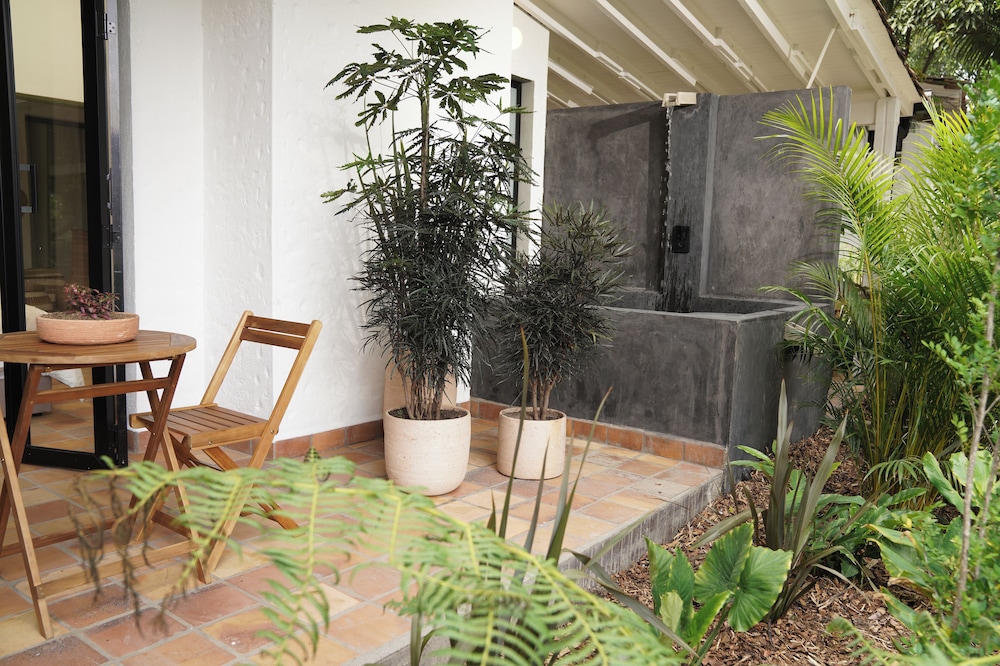 Deluxe Room, 1 King Bed, Bathtub, Garden View photo 3
