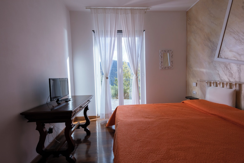 Deluxe Double or Twin Room, Private Bathroom, Hill View