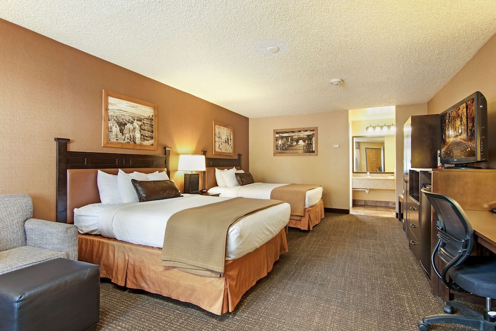 Standard Room, Multiple Beds, Non Smoking, Refrigerator & Microwave - Photo 2
