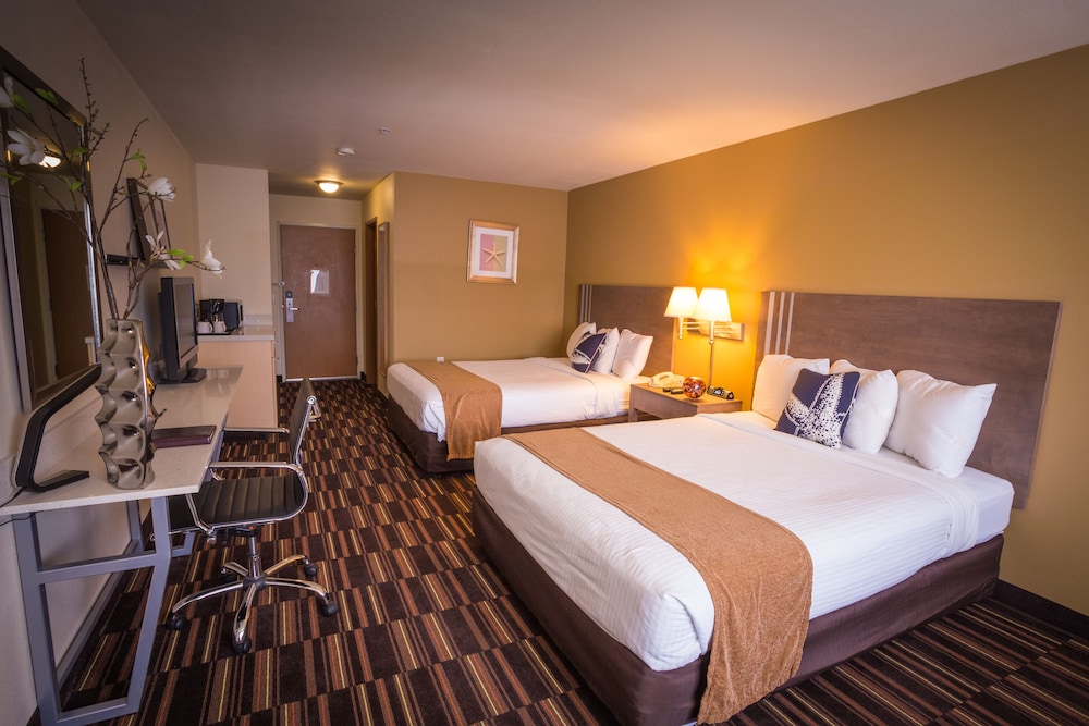 Standard Room, 2 Queen Beds, Balcony, City View photo 3