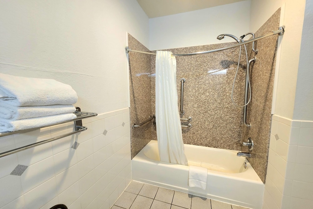 Room, 1 King Bed, Accessible, Non Smoking (Mobility, Bathtub w/grab bars) - Photo 2