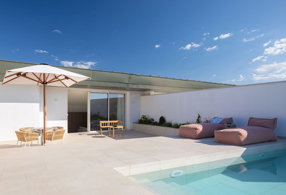 Suite ático con terraza y piscina Triple