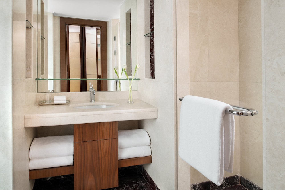 Premium Room, 1 King Bed, Accessible - Photo 7