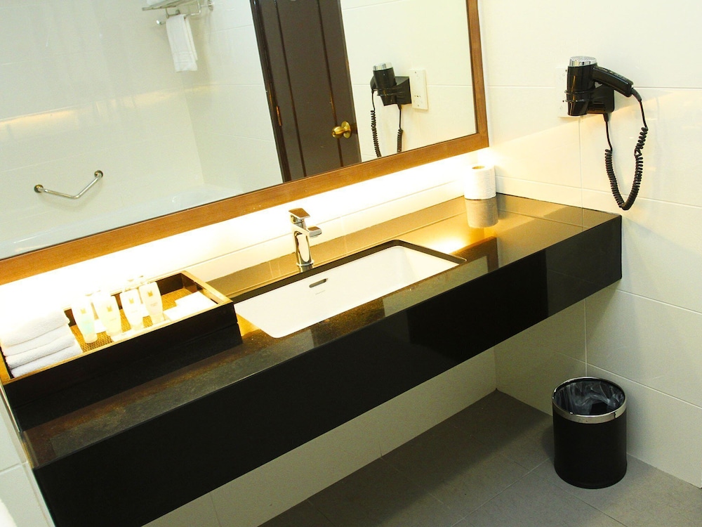 Executive Suite - Photo 2