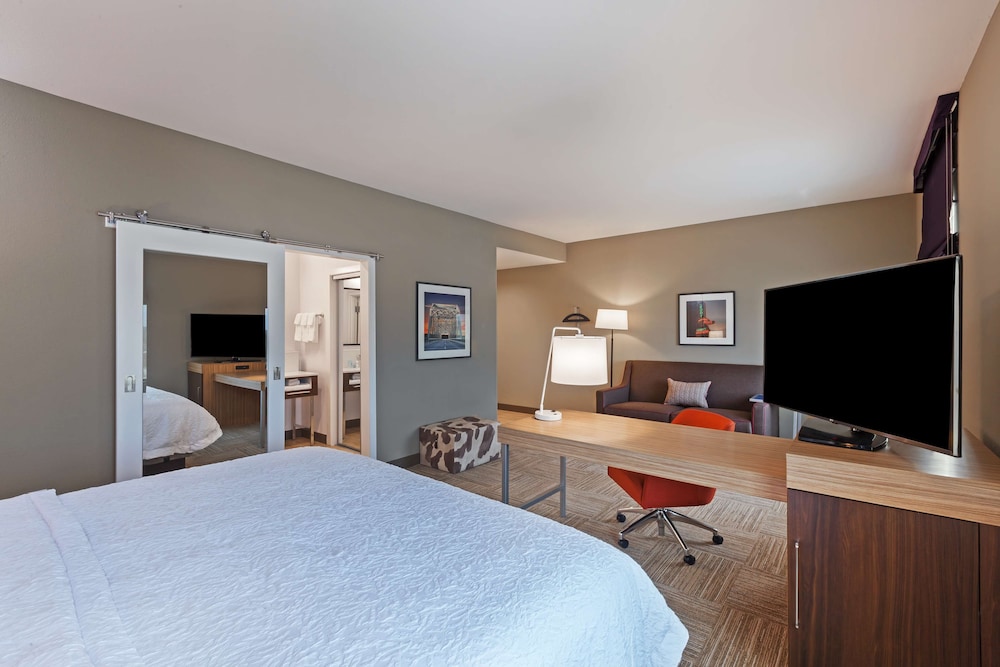 Studio, 1 King Bed, Accessible (Hearing) photo 3