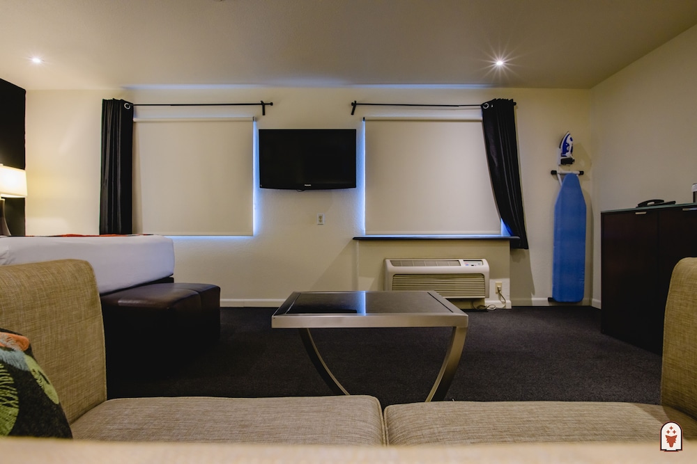 Suite, 1 King Bed (Coyote Suite) - Photo 3
