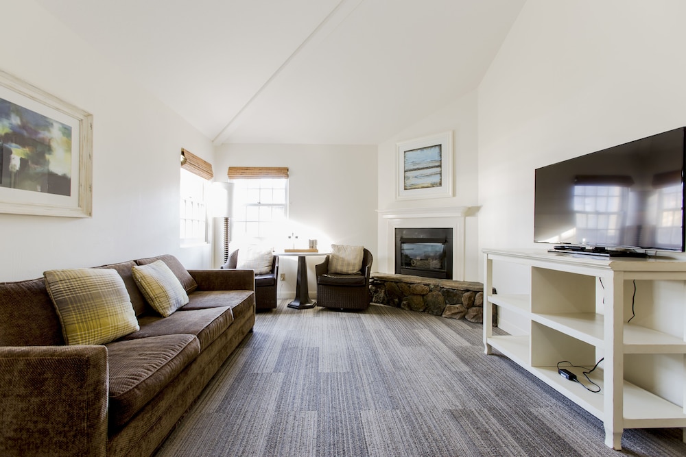 Suite, 1 King Bed, Fireplace, Partial Ocean View - Photo 4