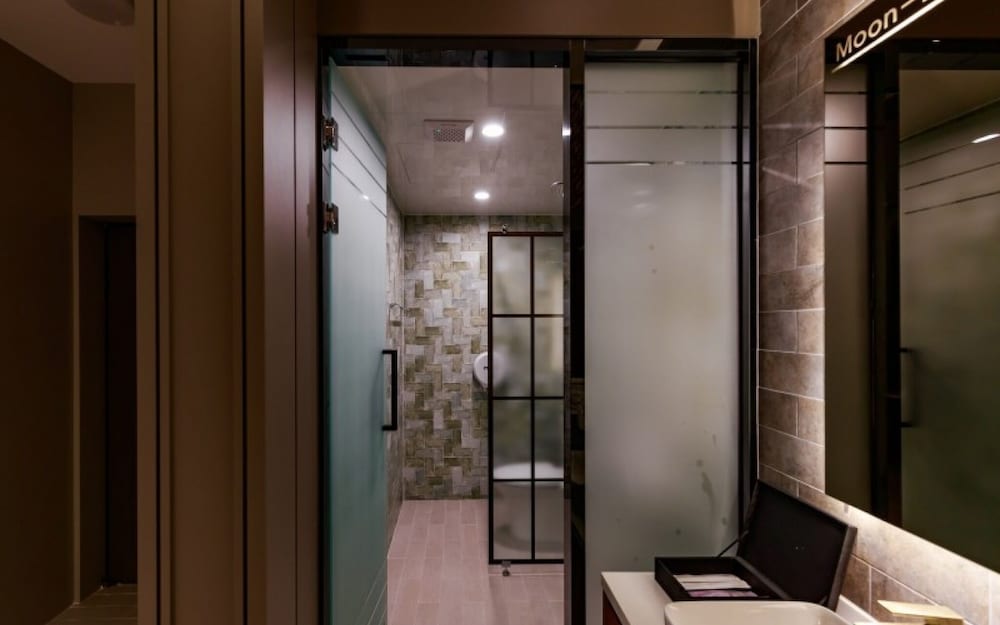 Room (BATH 211) photo 2