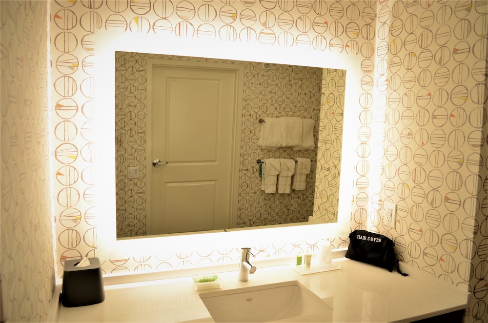 Premium Room, Multiple Beds - Photo 13