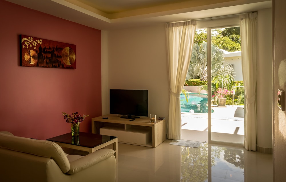 Design Apartment, 1 King Bed, Pool View photo 2