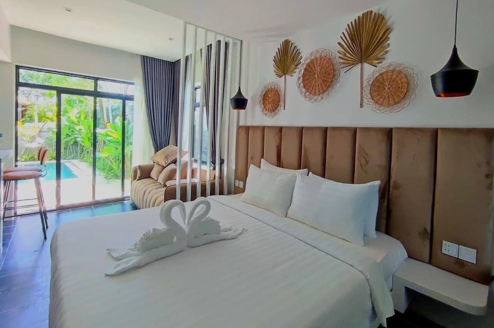 Deluxe Room, Pool View