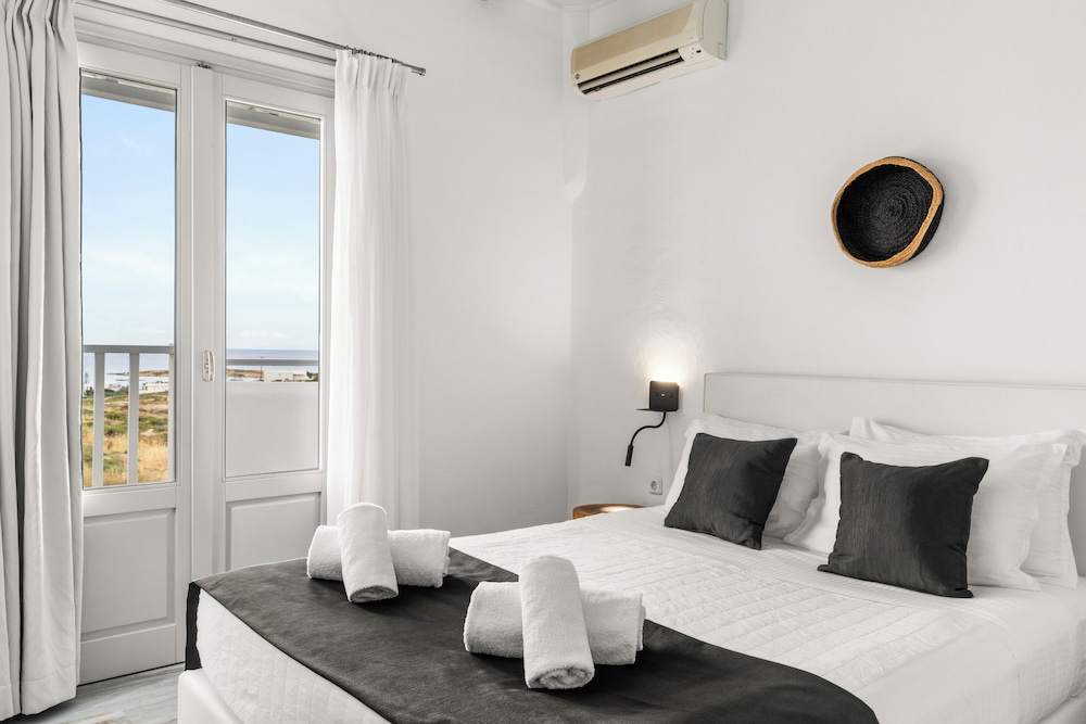 Family Room, Jetted Tub, Sea View photo 3
