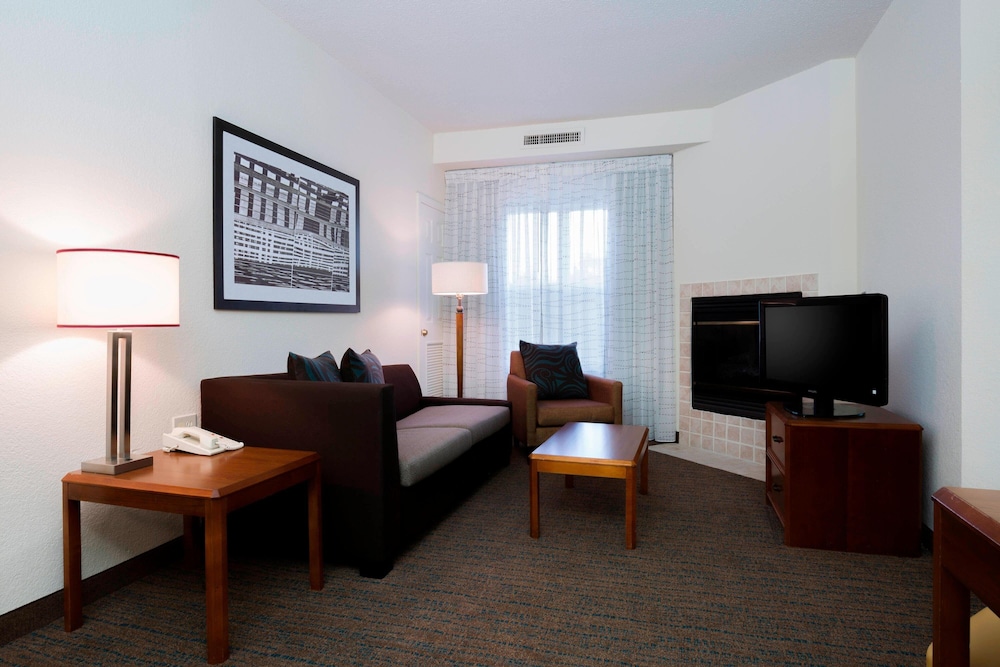 Suite, 2 Bedrooms - Photo 4