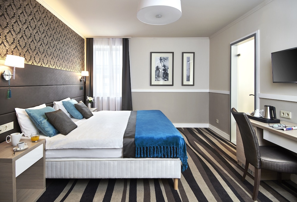 Suite, 2 Bedrooms, City View - Photo 10