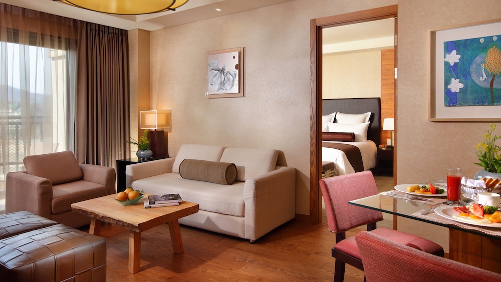 Suite, 1 King Bed - Photo 2