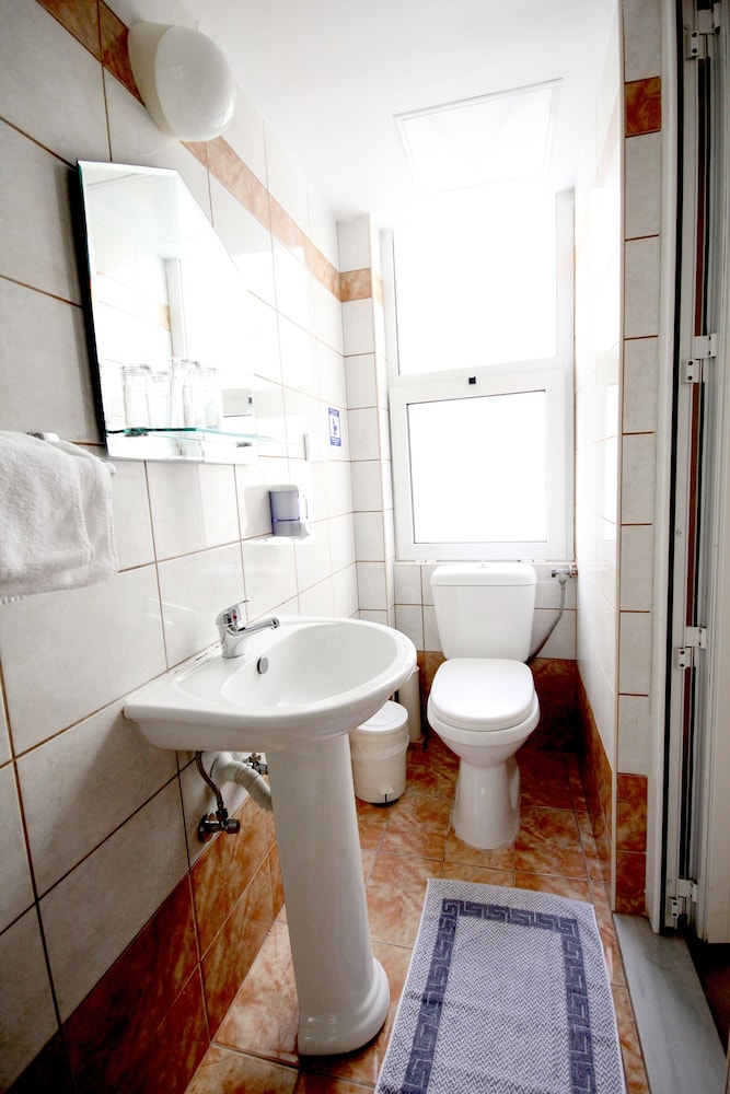 Economy Twin Room, Ground Floor photo 3