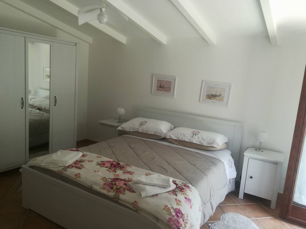 Romantic Cottage, 2 Bedrooms photo 1