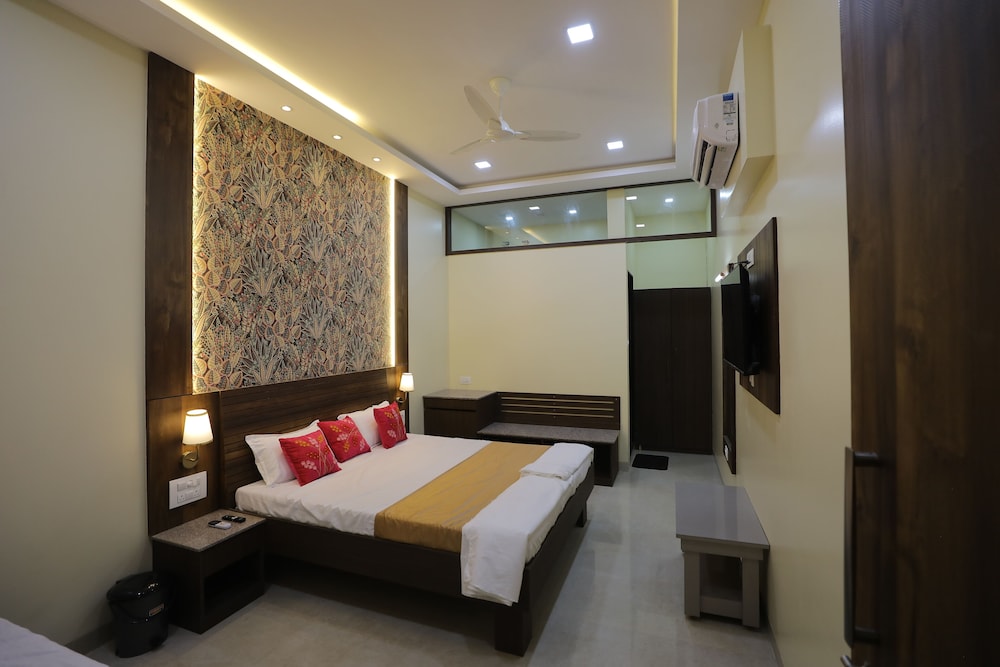 Deluxe Double Room, 1 King Bed, Non Smoking, Private Bathroom