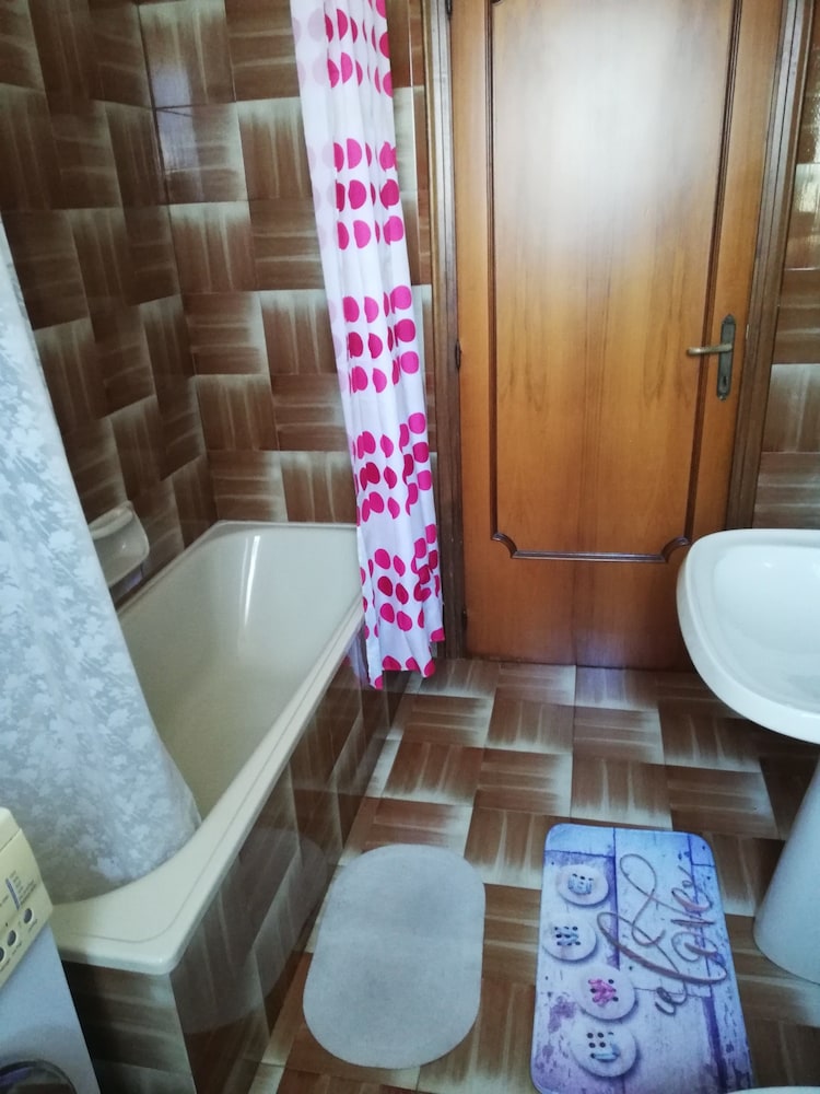 Basic Double Room, Shared Bathroom photo 3