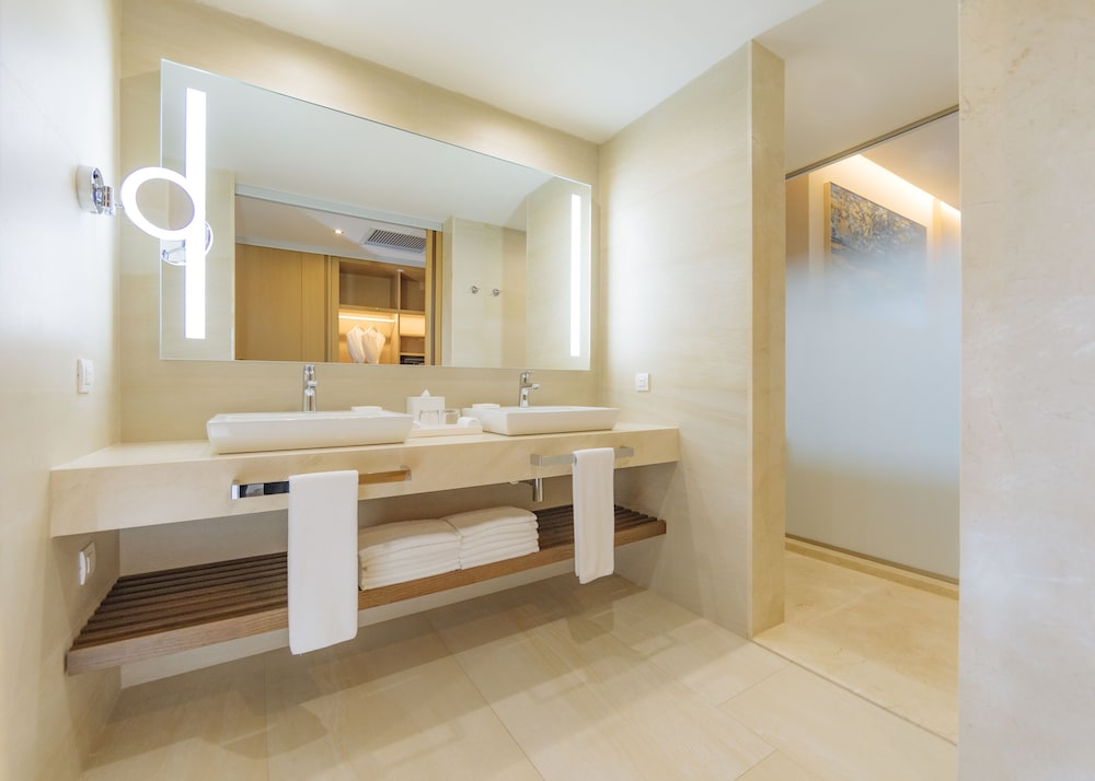 Junior Suite (swim Up Premium Level)