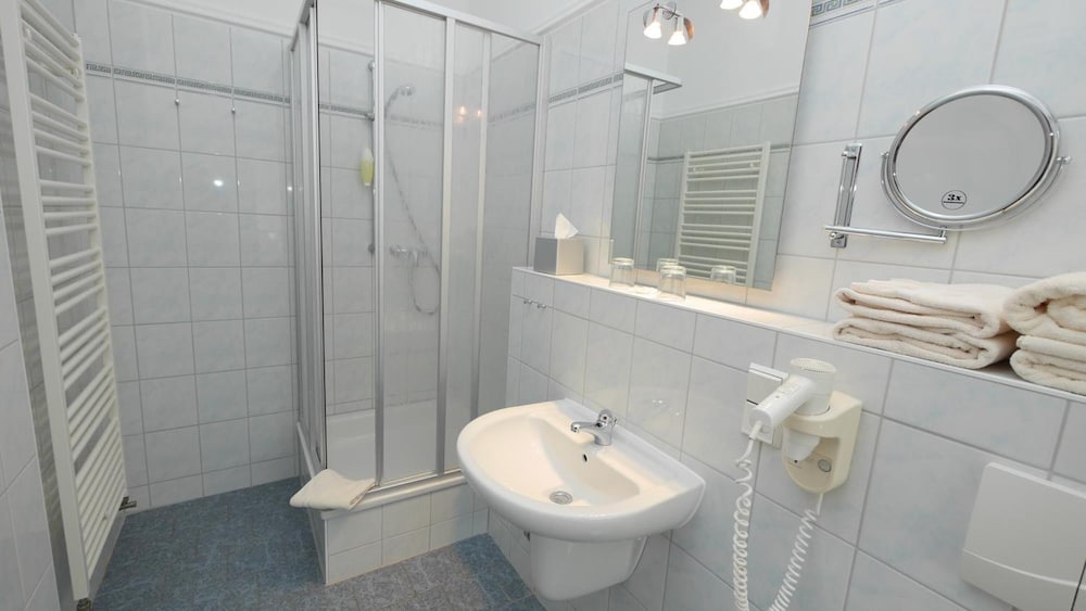 Single Room thumbnail 5