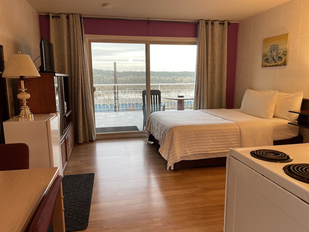 Executive Studio Suite, 1 Queen Bed, Patio, Sea View photo 1