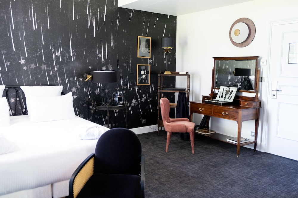 Deluxe Room, 1 Double Bed (Grounds view) - Photo 6
