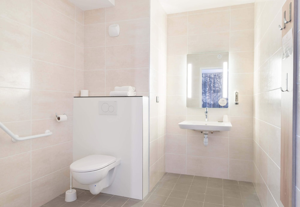 Double Room, Mobility Accessible - Photo 16