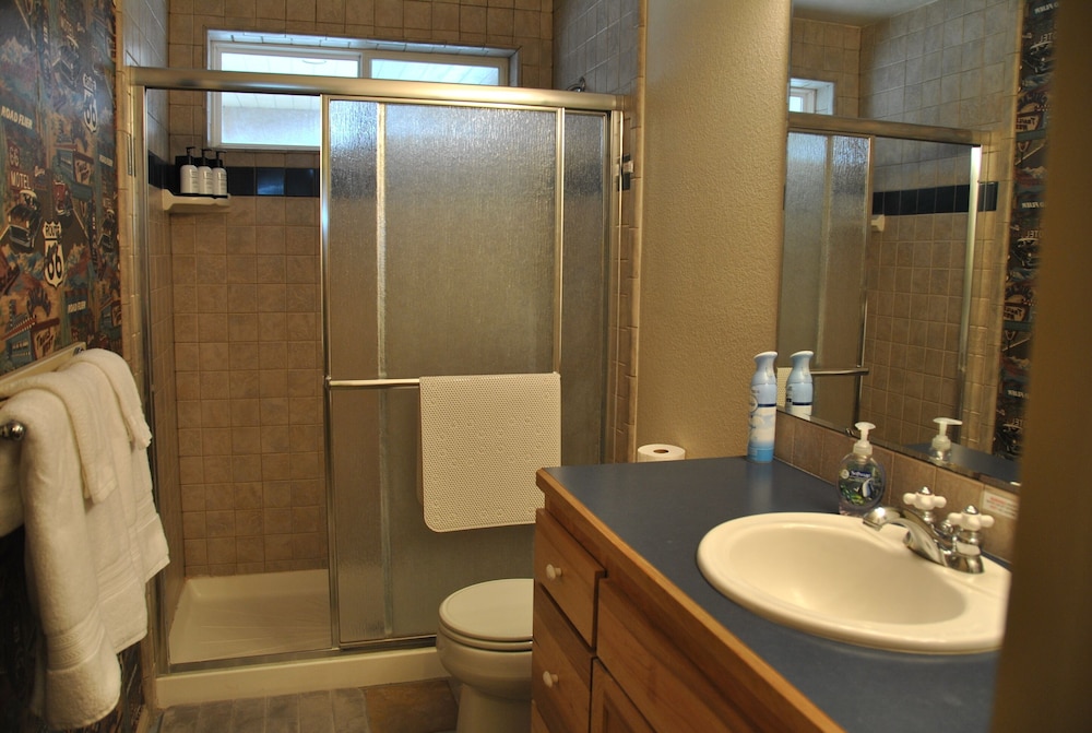 Design Room, 1 Queen Bed, Shared Bathroom, Pool View (M4 - The Oak Room) photo 2