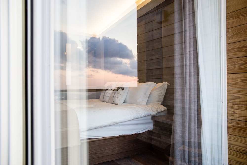 Design Double Room, 1 King Bed, Balcony, Ocean View photo 3