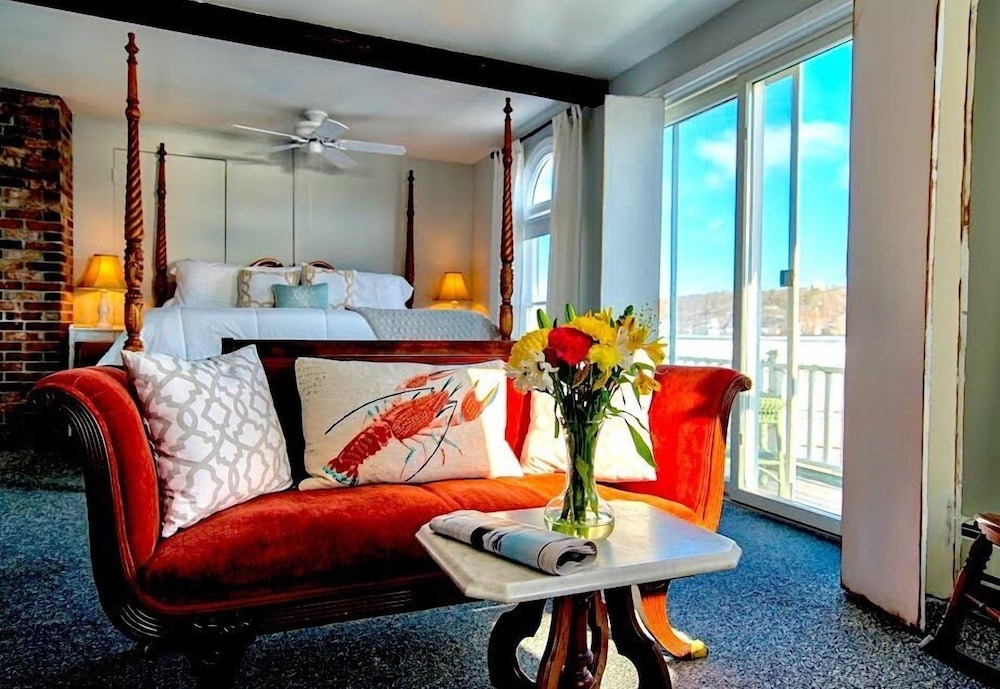 Captain's Quarters